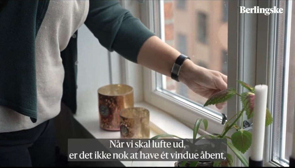 Undgå skimmelvækst. Lav gennemtræk ved at åbne flere vinduer. Billede fra en video optaget af dagbladet Berlingske i en snak med skimmel.dk